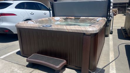 Used 2019 Jacuzzi Spa Hot Tub 220v new cover