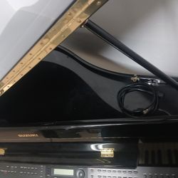 Suzuki Baby Grand Piano 
