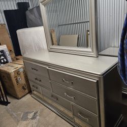 Dresser With Mirror 