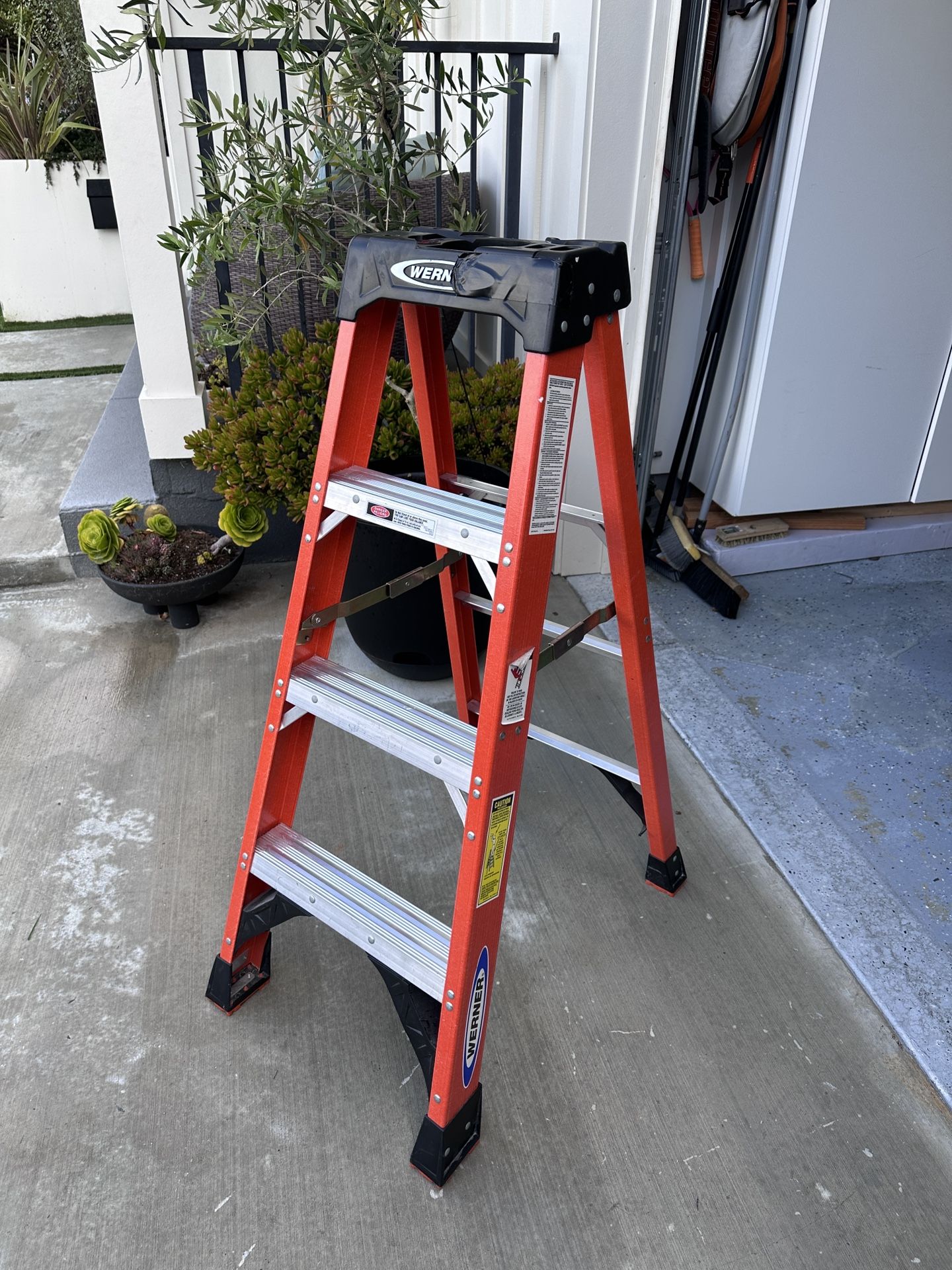 4” Warner Ladder Like New!