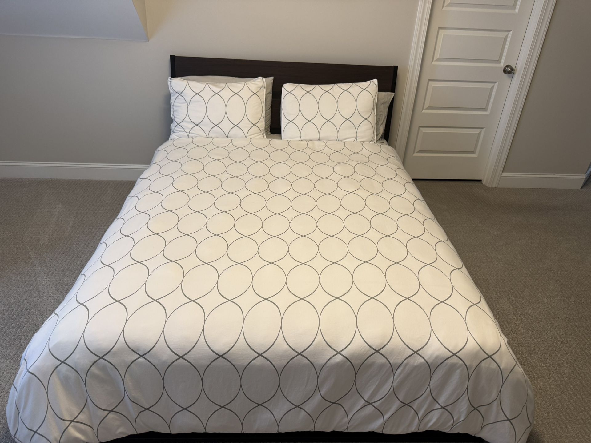 Queen Bed With 6 Drawer Dresser