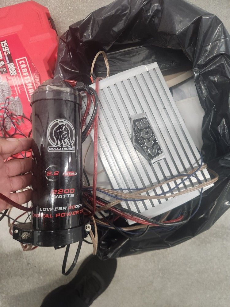Boss AR1500M monoblock car audio amplifier and a Bullz Audio 2200W capacitor.