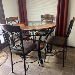Classic bar height dinette table & 4 chairs - like new mint condition