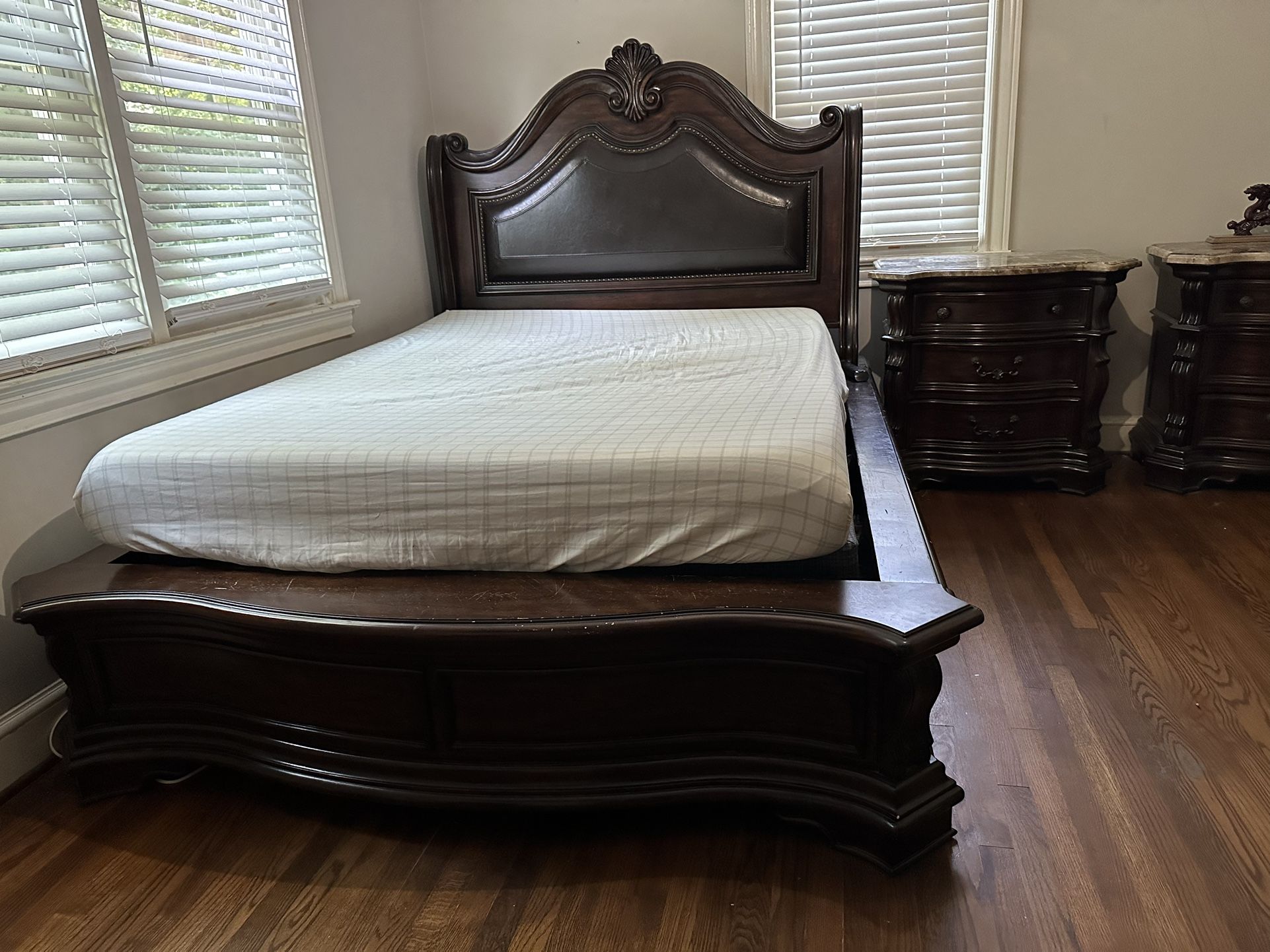 Havertys Villa Sonoma California queen Bed