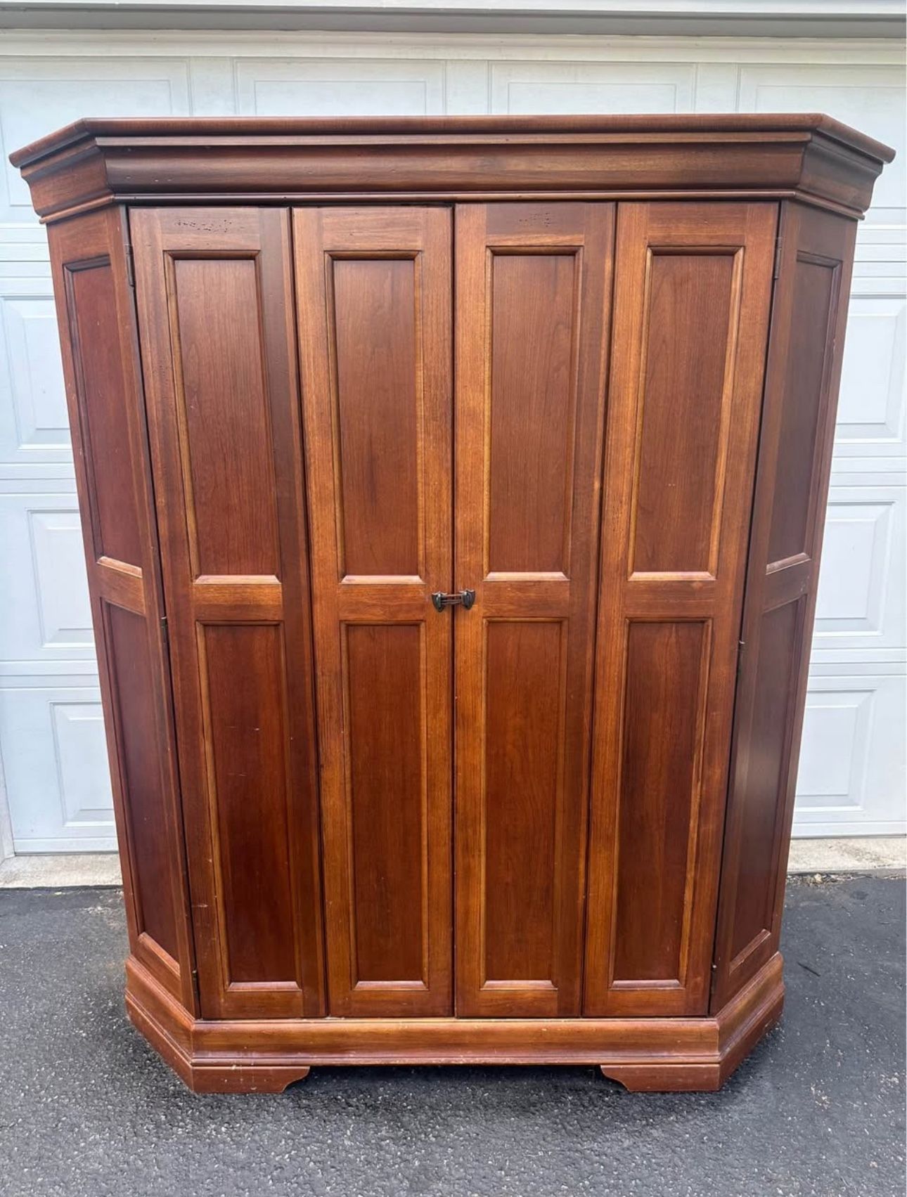 Corner Hutch