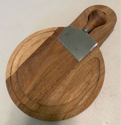 ROUND WOODEN CUTTING BOARD & CUTTER