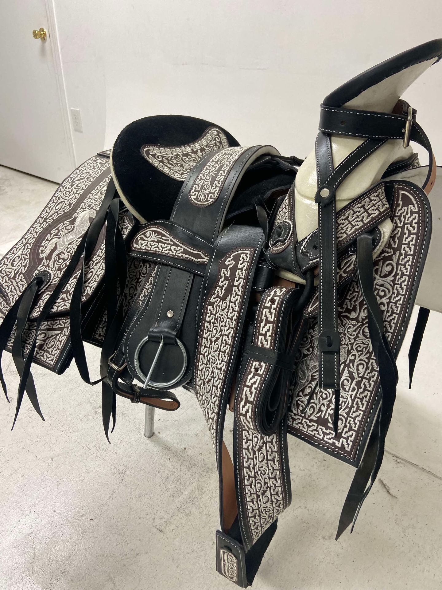 Montura charra bordada con cantinas Cuadradas