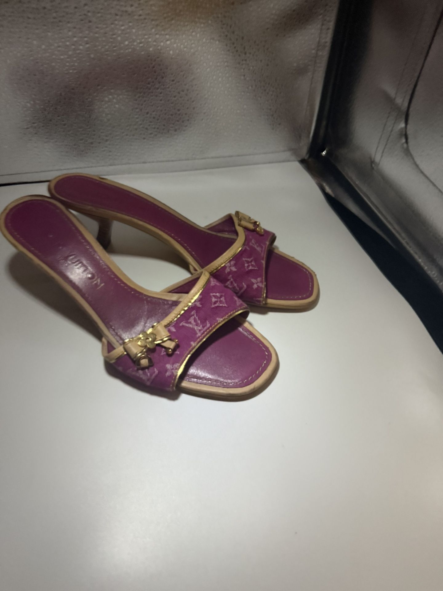 Louis Vuitton Slippers Size 38 good condition real Louis Vuitton