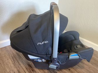 Uppababy Pipa Car Seat (Caviar)— Great Condition