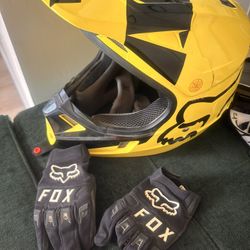 Fox Motorcross Helmet With Gloves 