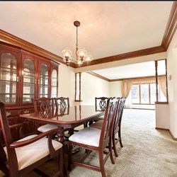 China Cabinet Dining Room Set (like New) 