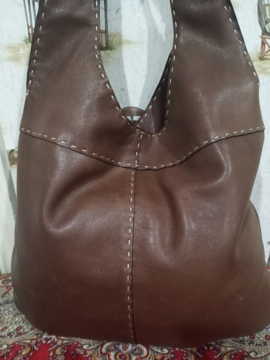 ADRIENNE VITTADINI BROWN LEATHER LARGE HANDBAG.