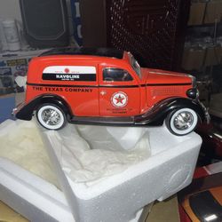 1/24 CROWN PREMIUMS TEXACO HAVOLINE 1935 FORD SEDAN DELIVERY RED