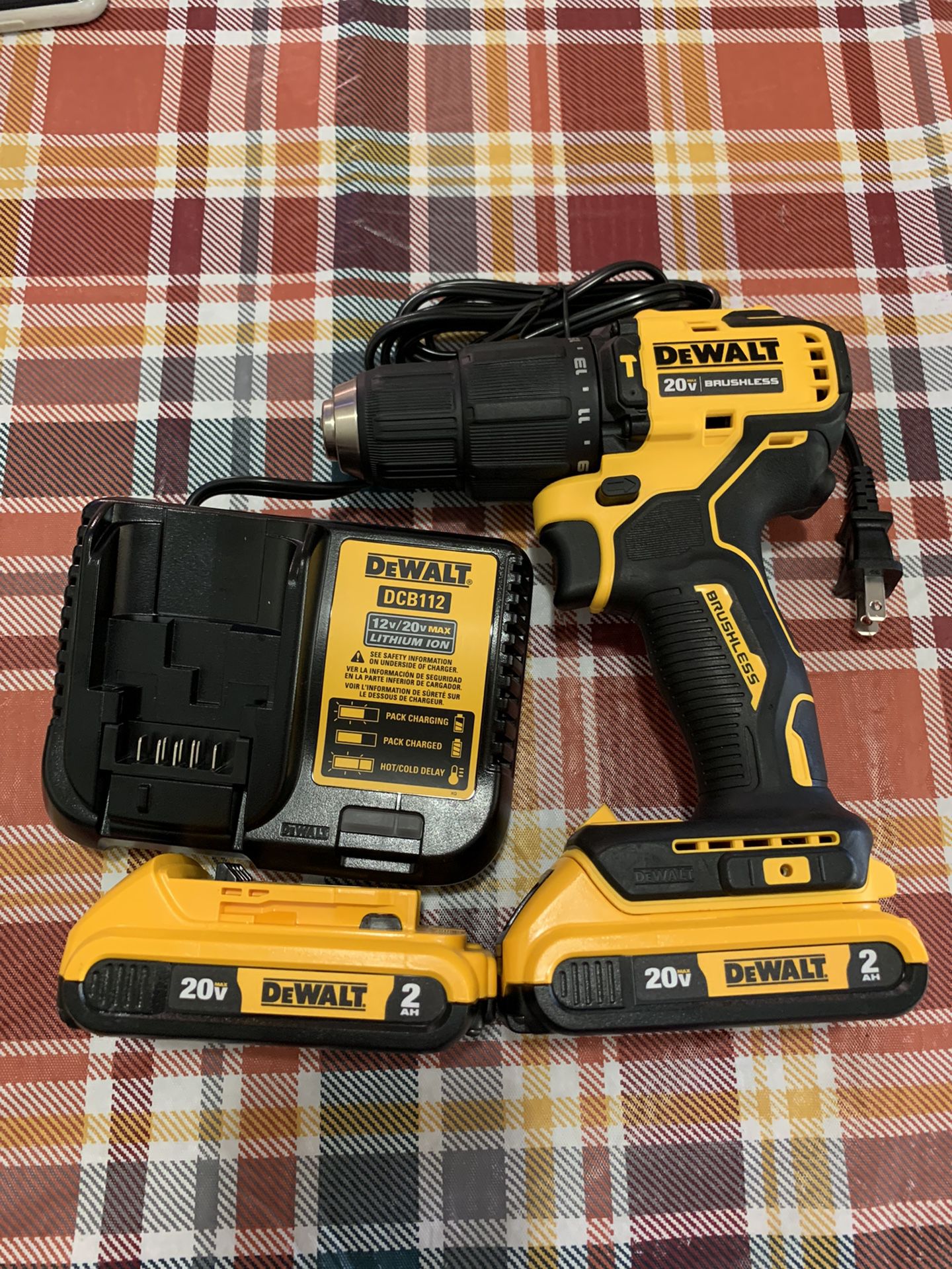 DEWALT DCD709 CORDLESS HAMMER DRILL/ DRILL DRIVER 1/2 WITH TWO BATTERIES 2.0 AND CHARGER BRAND NEW