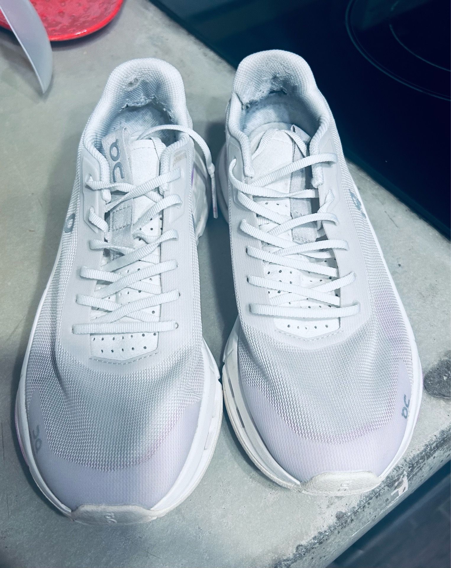 On Cloud Womens size 6.5 shoes in fair condition. Shown in pics
