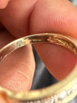 Anillo de oro 14k con piedras brillantes
