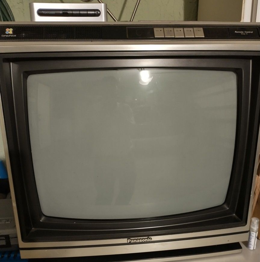 Panasonic 19" CompuFocus Vintage Tv W/Remote