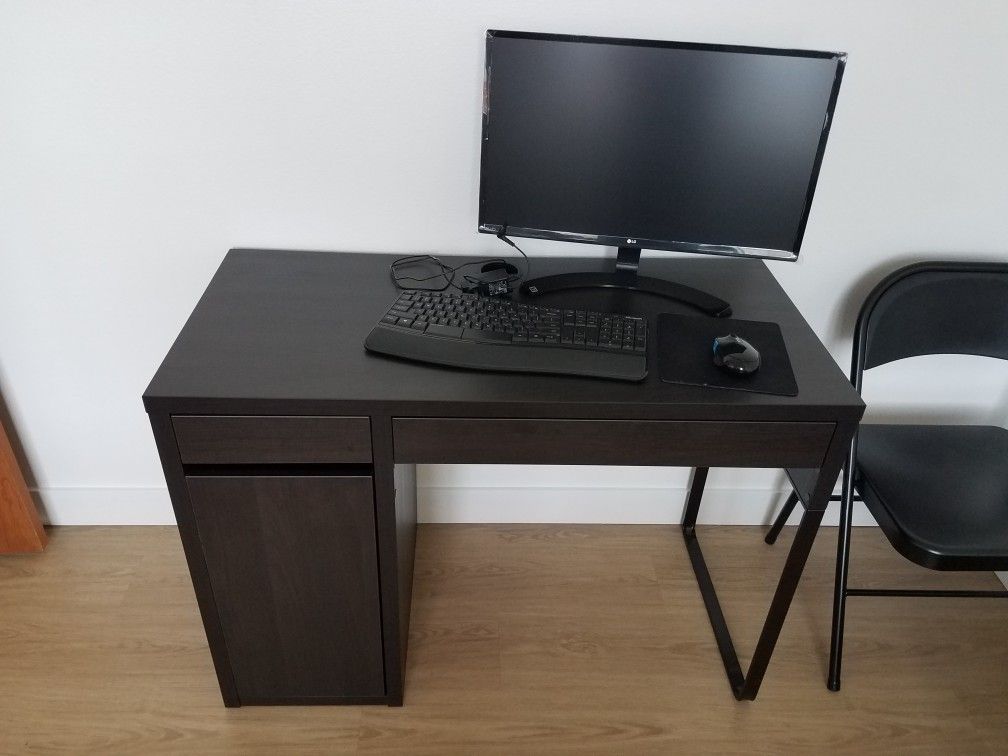 Computer table with LG 24" monitor, keyboard and mouse