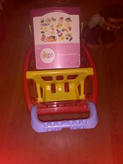 Carrito con el bote con frutas