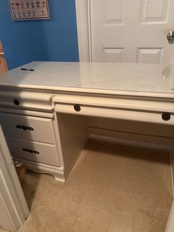 Free White desk with hutch