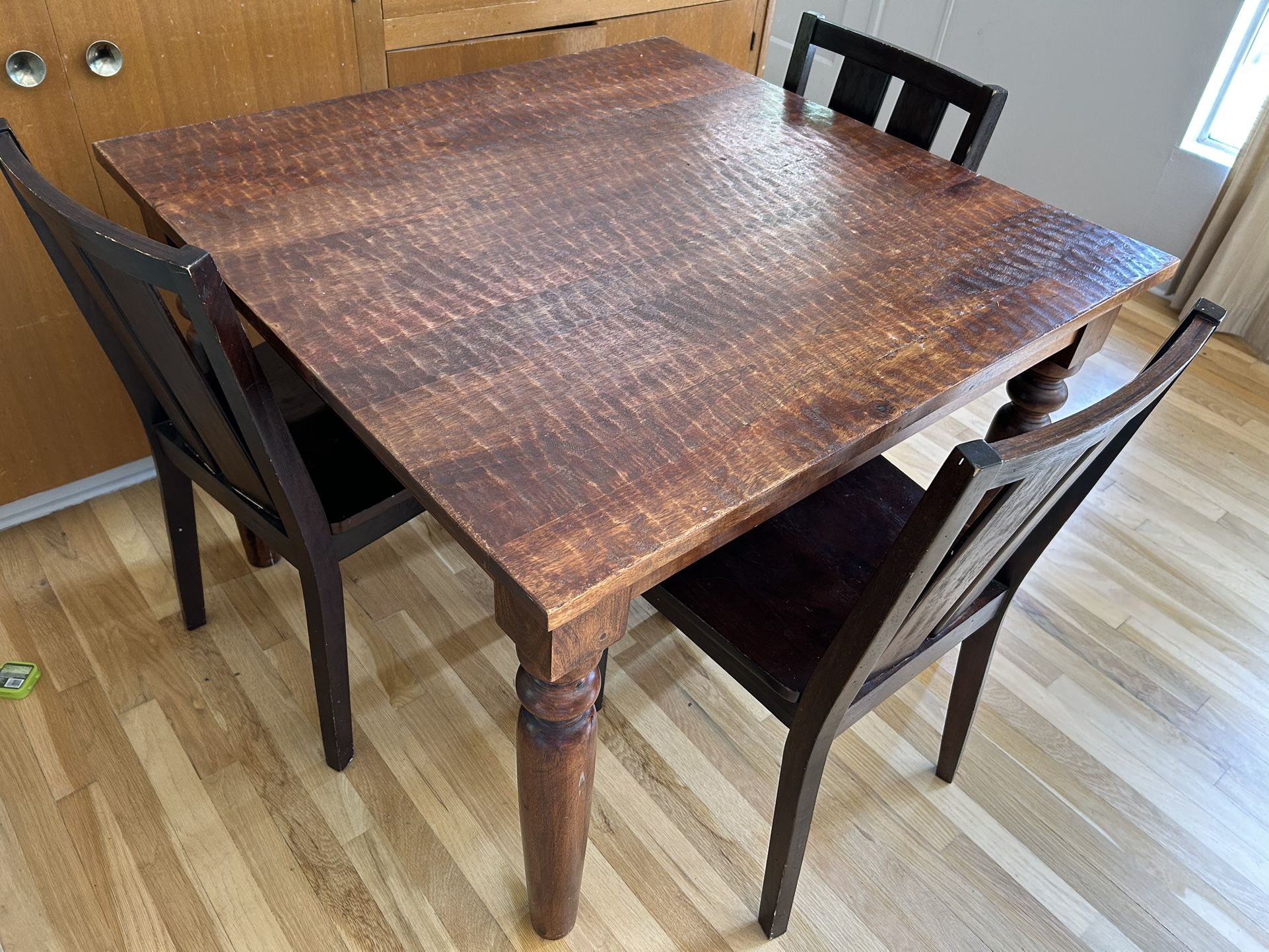 Solid Wood Square Heat resistance Dinning Table With 4 Chairs