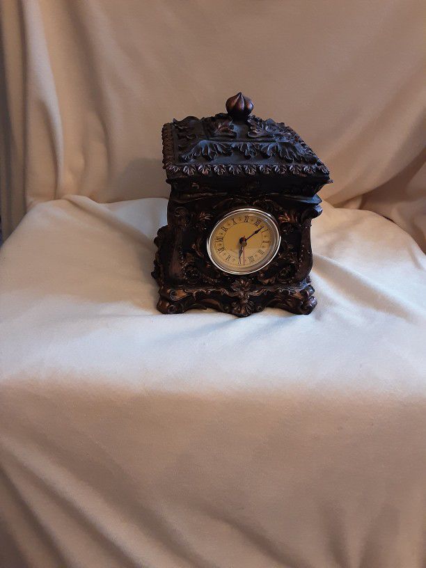 Antique Looking Mantle Clock With Removable Lid.