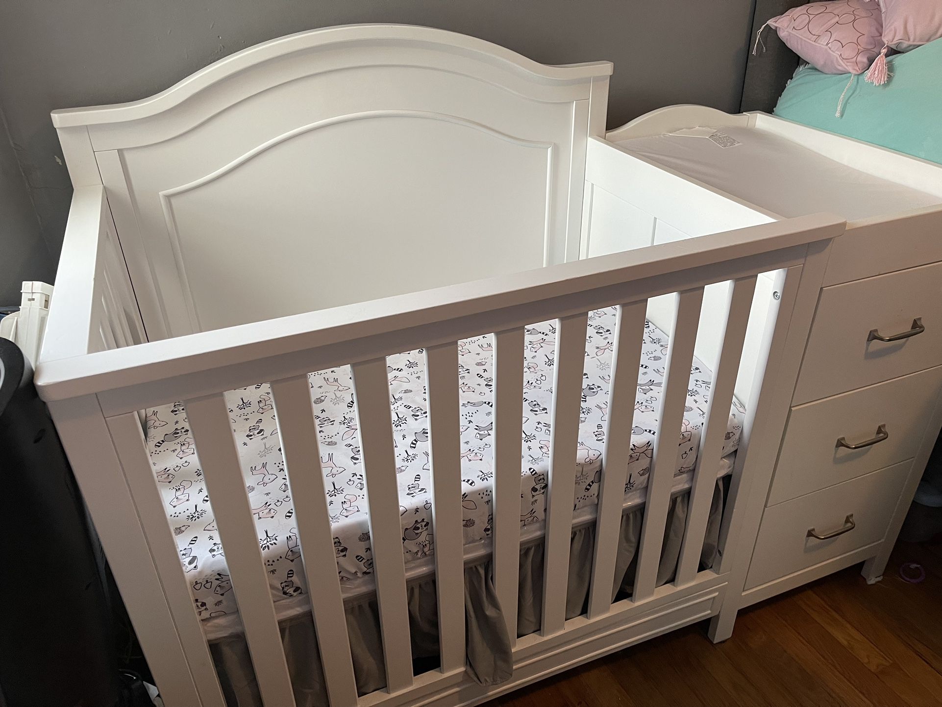 Mini Crib Convertible to Toddler Daybed and Changer with Storage