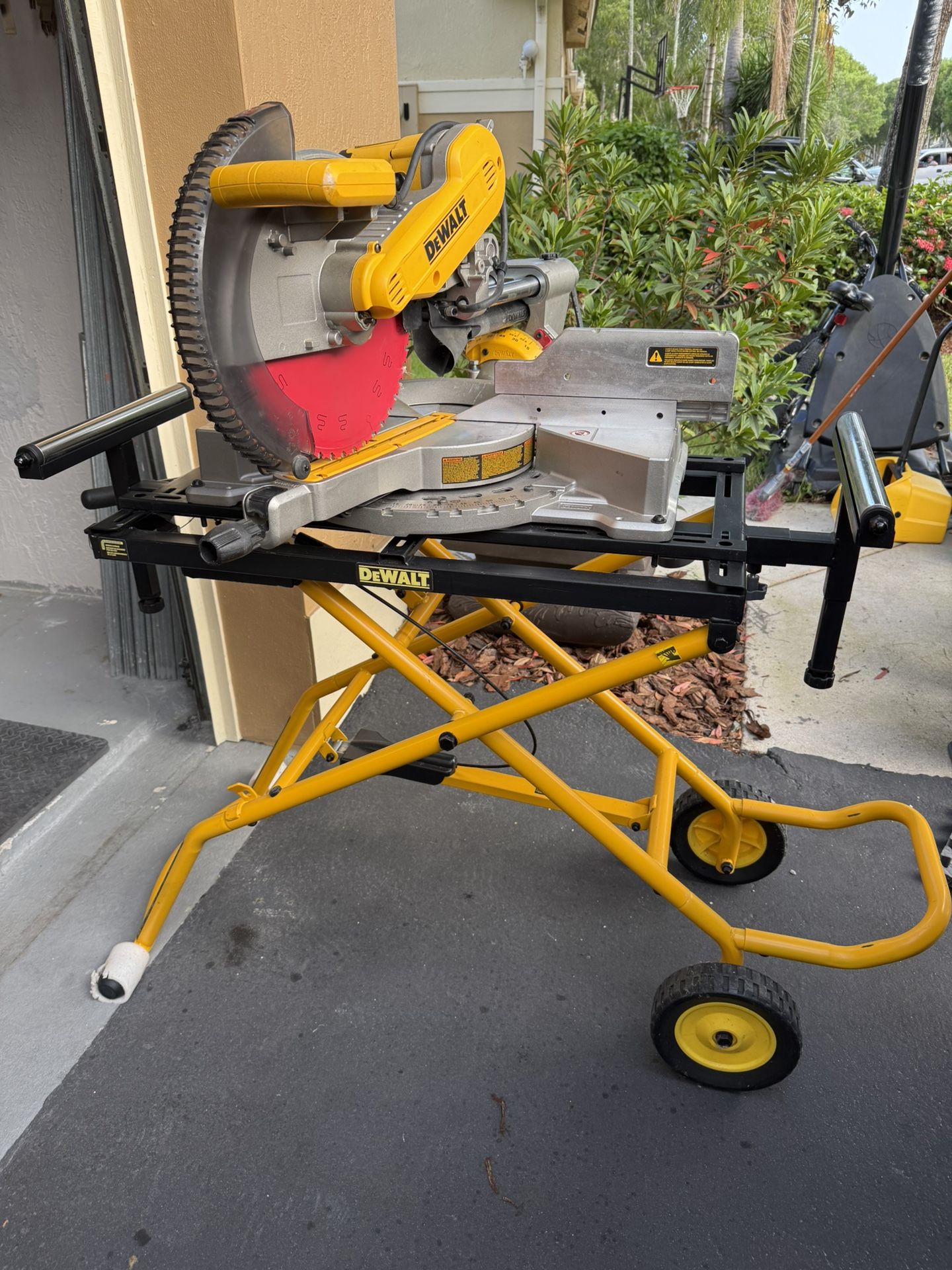 Dewalt Saw with Original work table .
