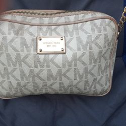 Authentic MICHAEL KORRS,  CROSSBODY PURSE. CLEAN,  NON SMOKJNG, GREAT CONDITION 