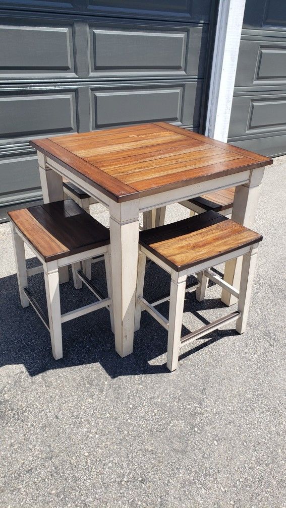 *** Pike & Main From Ashley Dining Table And Bar Stools ***