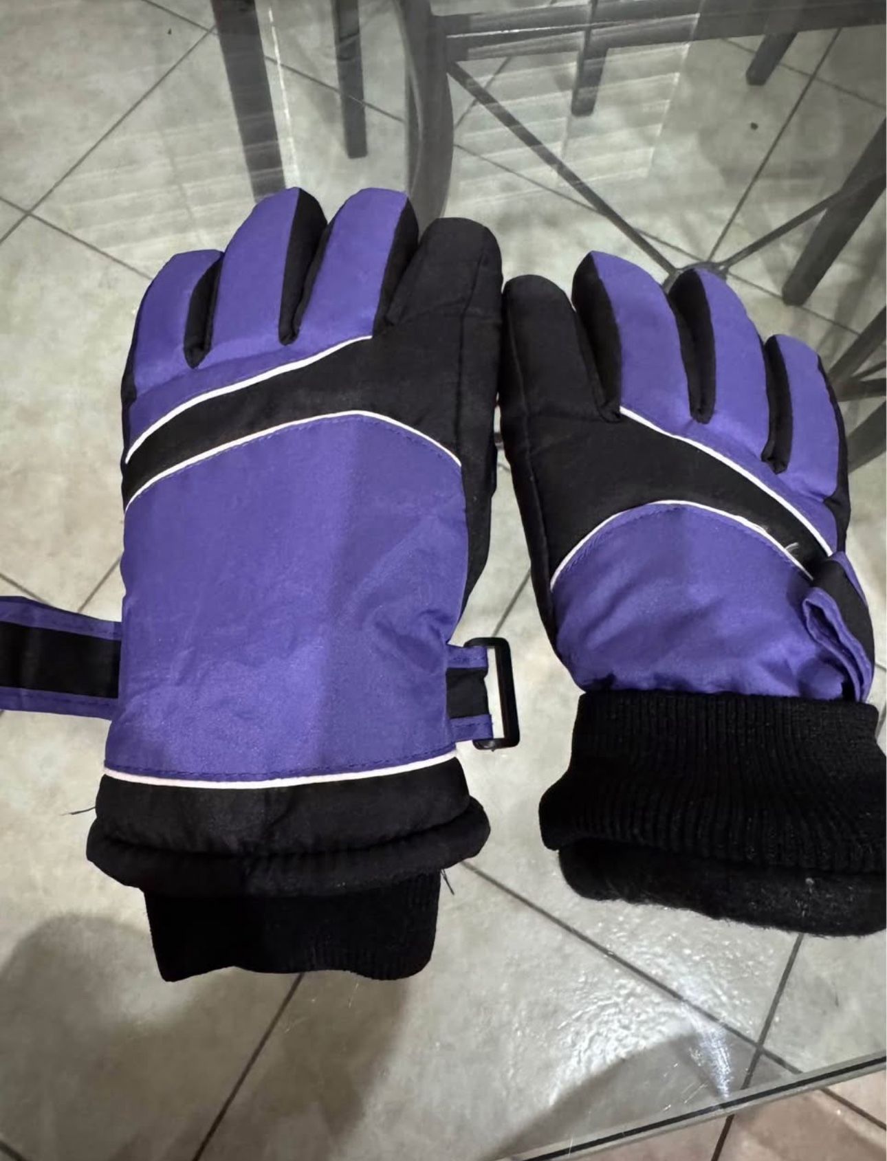 Ladies Snow Gloves Waterproof- Medium-$15