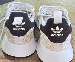 White Adidas shoe 5.5