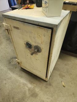 Heavy duty safe old school with wheels