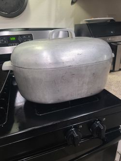 Magnalite oval aluminum roaster / Dutch oven .