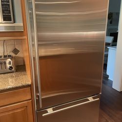 SUB-ZERO 36" 650 BTM-FREEZER REFRIGERATOR NO-FLAW STAINLESS STEEL - $3,995 (Redmond)