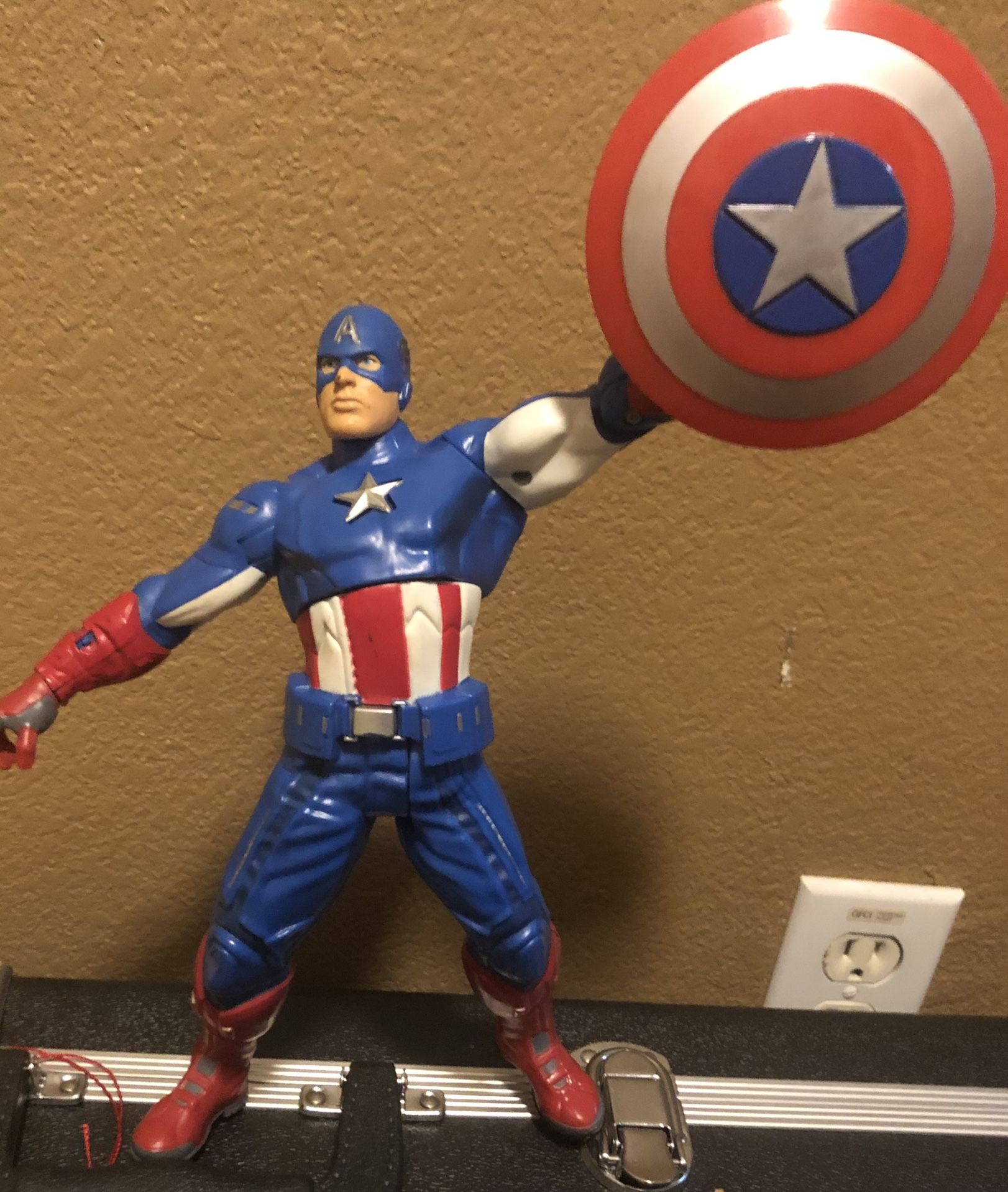 2012 Marvel Avengers Captain America 10" Talking Electronic Action Figure Loose