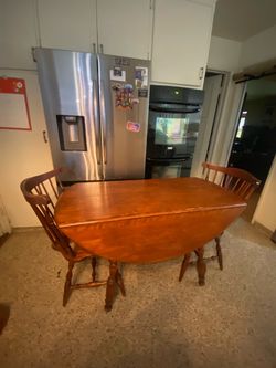 Expandable dining table with chairs