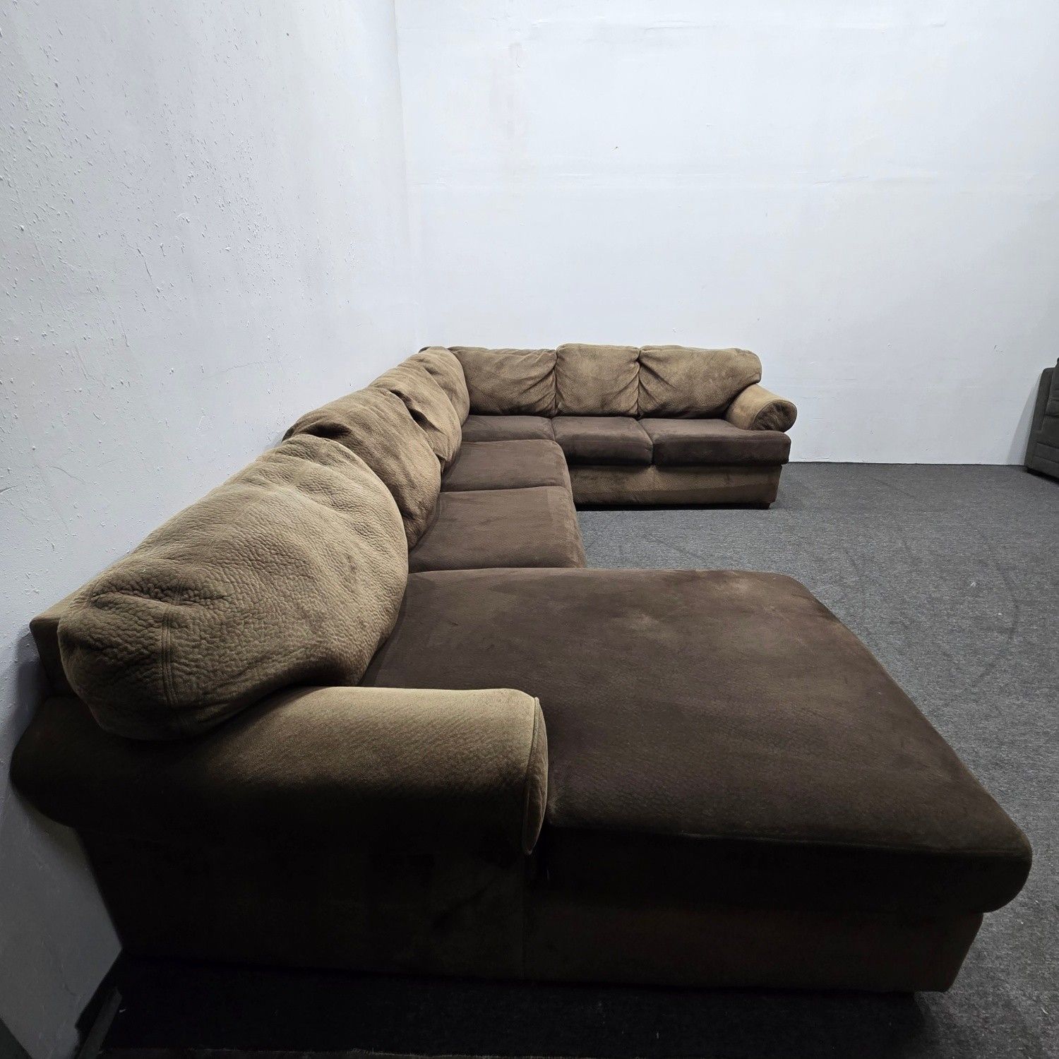 Can Deliver! Brown Comfortable Sectional Sofa Couch With Chaise