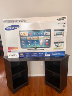 Samsung 40” Smart TV + Console Table