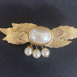 Vtg Richelieu Gold Toned Brooch With Faux Pearls
