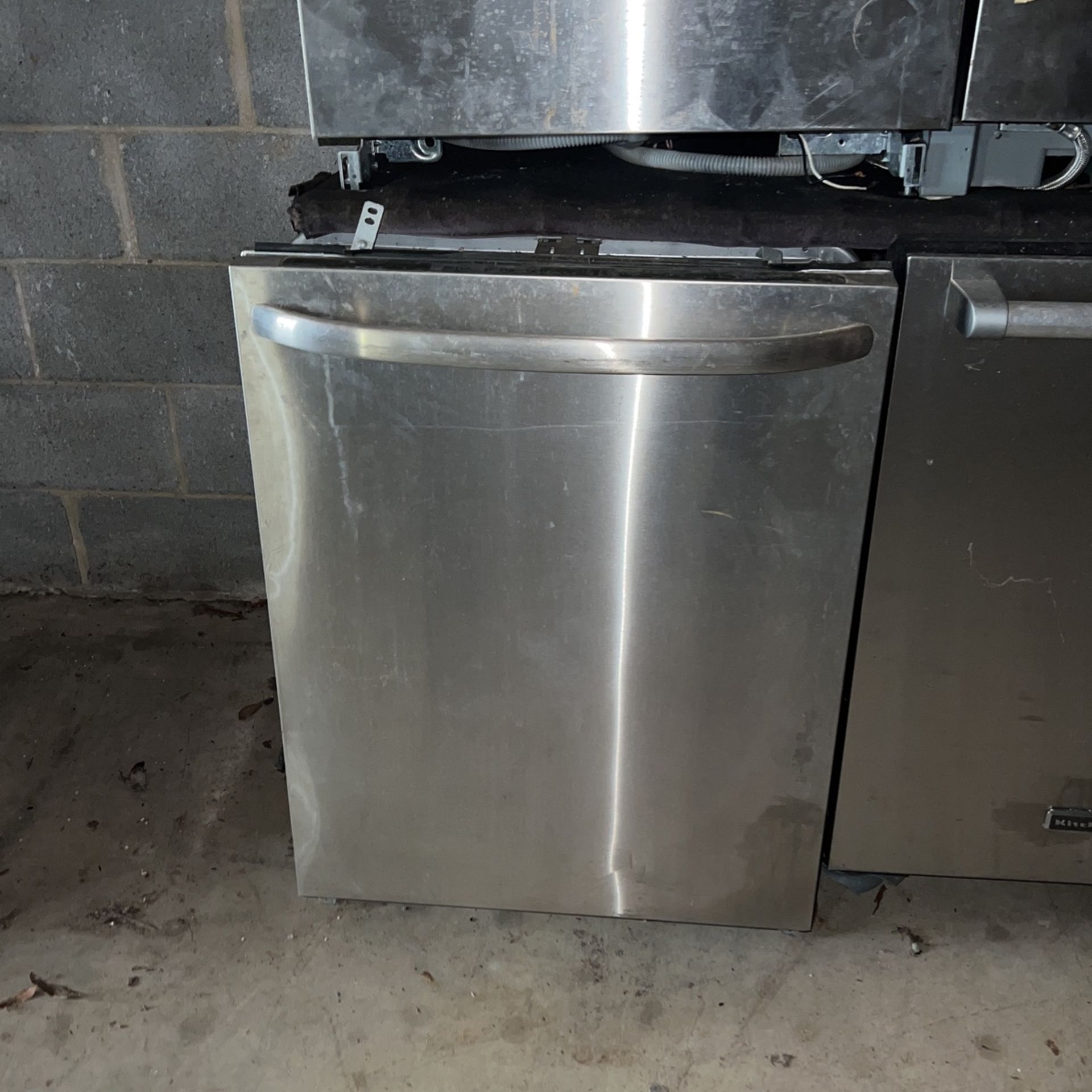 Dish Washer Celestial Black And White Everything Come With Warranty