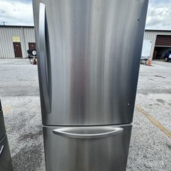 LG Refrigerator 33”