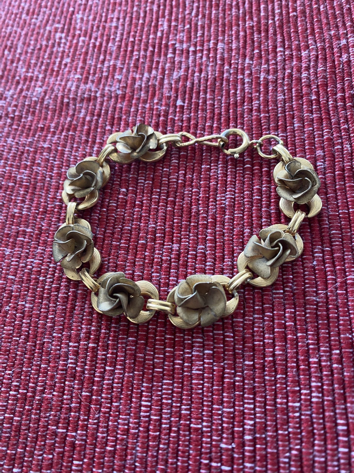 (JE13) Vintage 1970’s Gold Tone Rose Floral Bracelet 7”