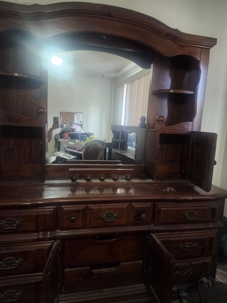 Dresser With Mirror