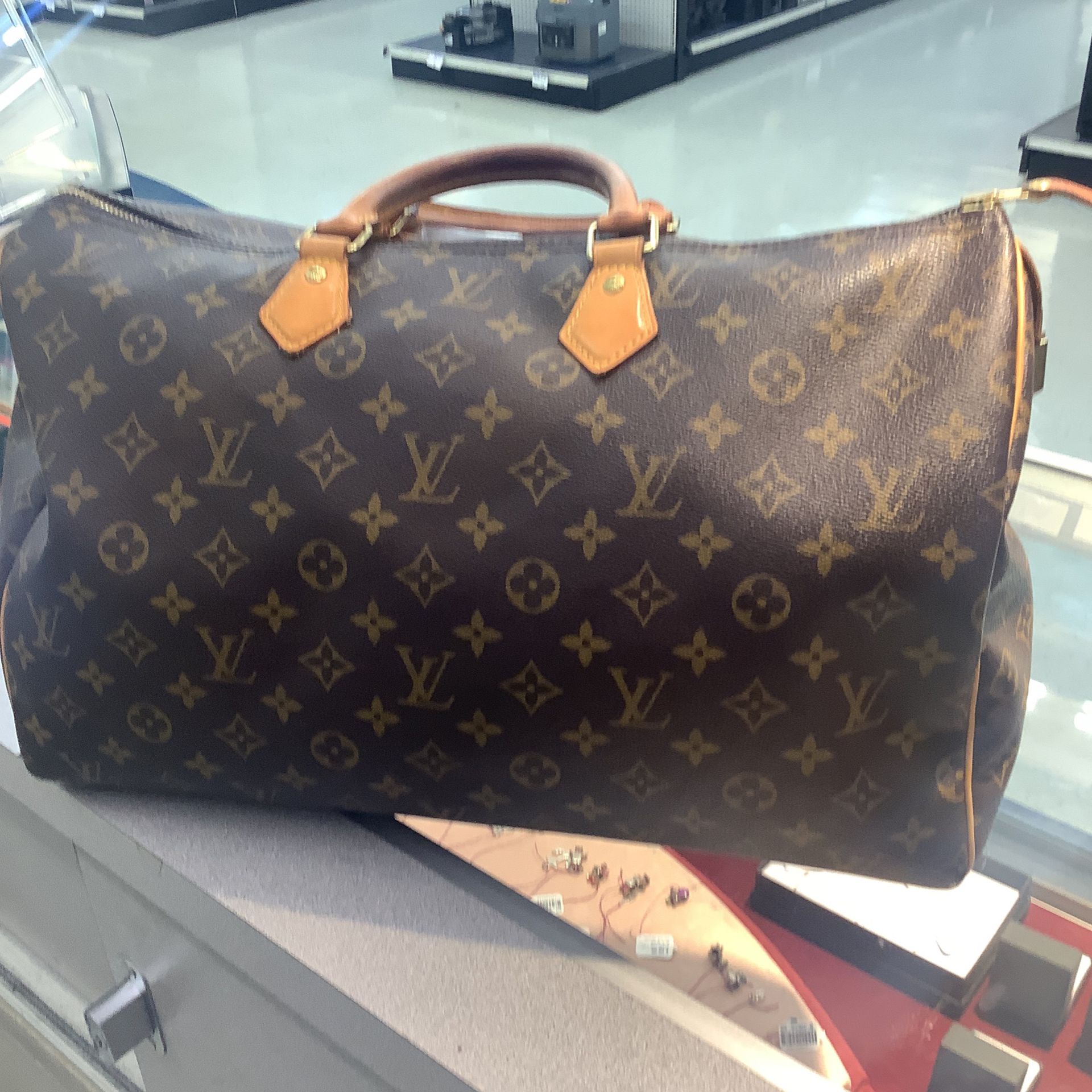Louis Vuitton Alma Vernis GM Gold Beige Poudre for Sale in Humble, TX -  OfferUp