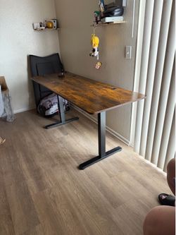 Height adjustable electric desk