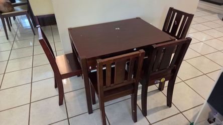 Kids table and chairs 4