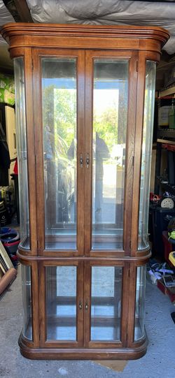 Pulaski Lighted Curio Cabinet Vintage Wood Curved Glass