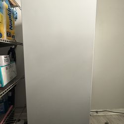 INSIGNIA UPRIGHT FREEZER