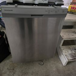 Frigidaire
Frigidaire 24-in Front Control Built-in Dishwasher ( Stainless Steel ) 
